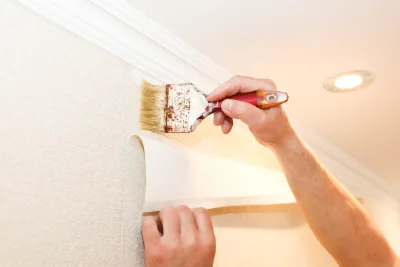 Pose de papier peint à Castans — revêtements muraux et toiles de verre